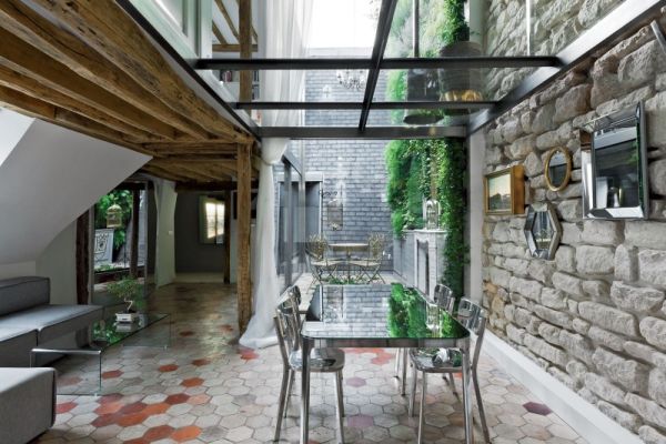 Dining space visually connected with the courtyard