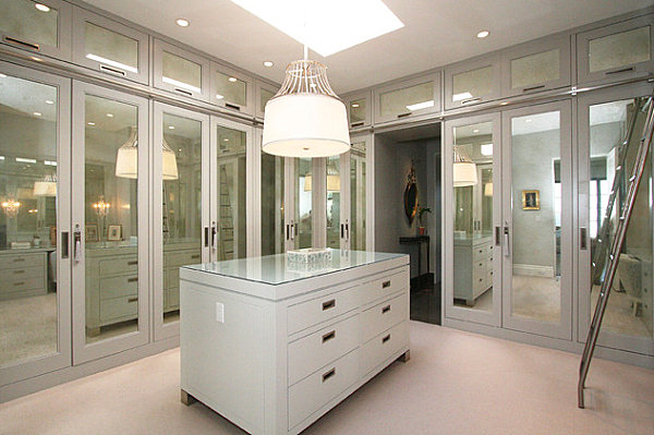 Mirrored doors in a contemporary closet