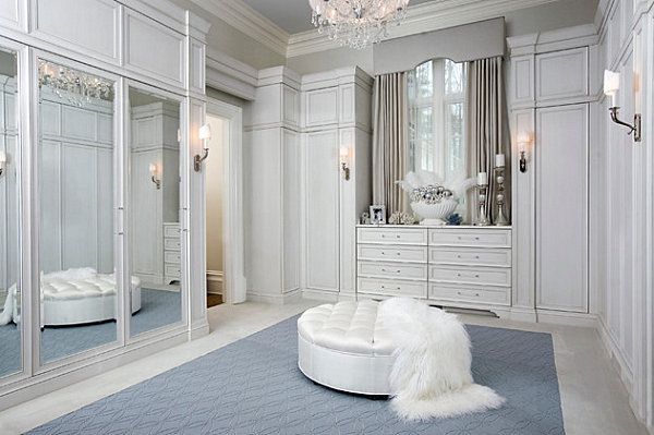 Mirrored doors in an elegant closet