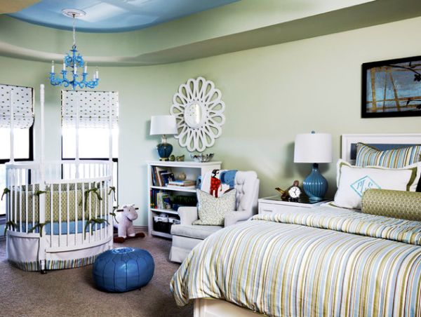 Round crib next to the bed allows you to keep an eye on your little one