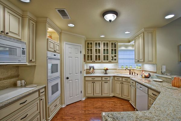 Beautiful traditional kitchen that uses corner space to perfection