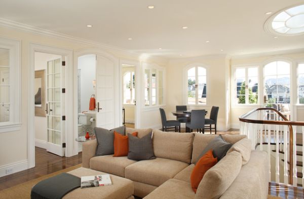 By using orange couch cushions one can easily switch the accent color at will