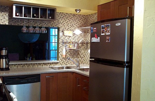 Corner split sink in a compact and space conscious kitchen