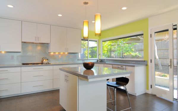 Large windows make working at the corner sink in the kitchen a lot more refreshing!