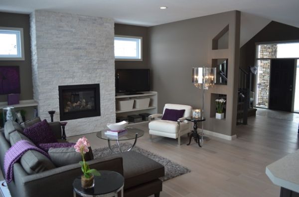 Living room in dark tones with a flamboyant floor lamp