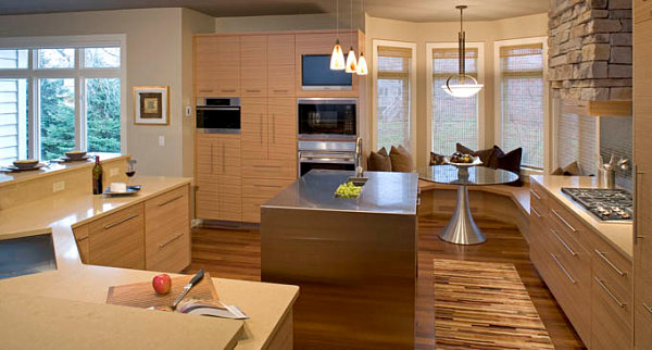 Metallic decor in a contemporary kitchen