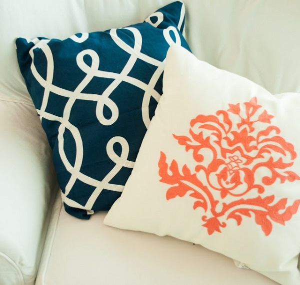 Navy blue and white accent pillow DIY