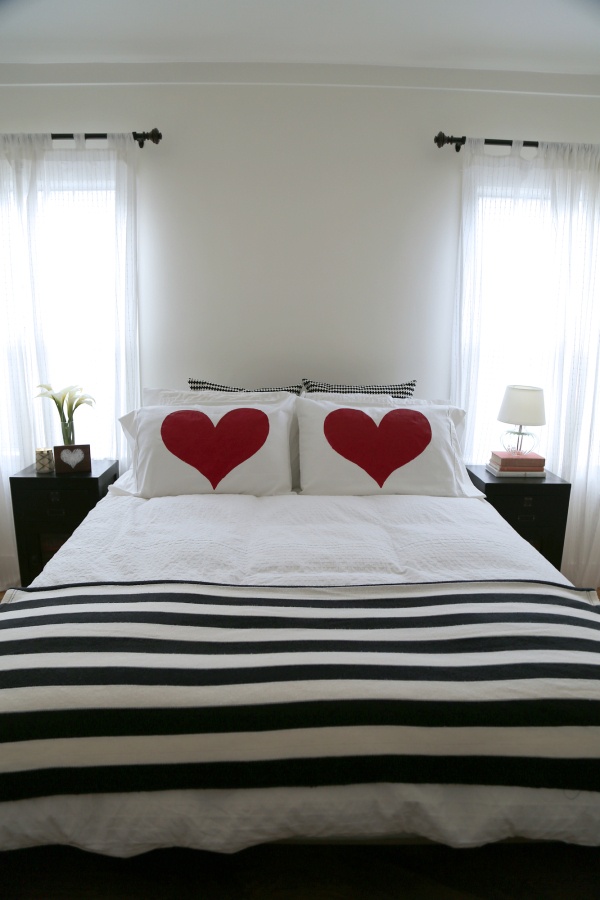 Red heart bedroom pillow DIY