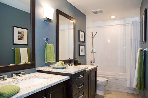 You can change the accent color in this modern bathroom by simply switching the towels!