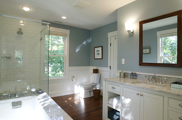 Bathroom in a shade of gray-blue