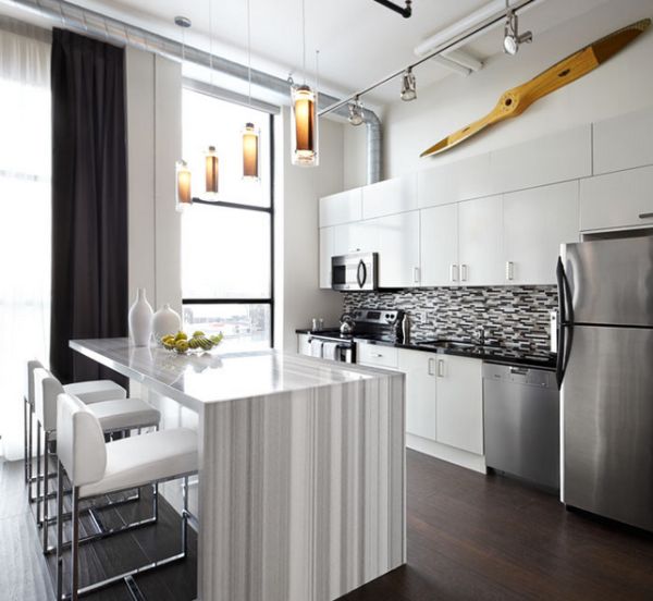 Gray and white striated marble island steals the show here