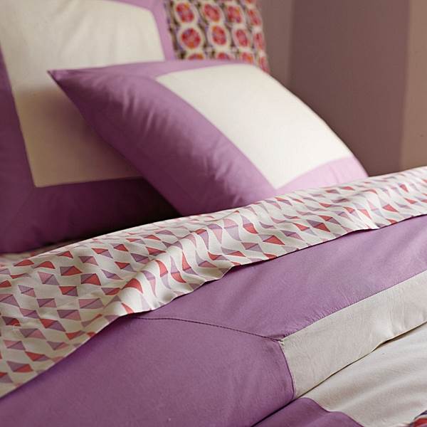 Lilac geometric bedding