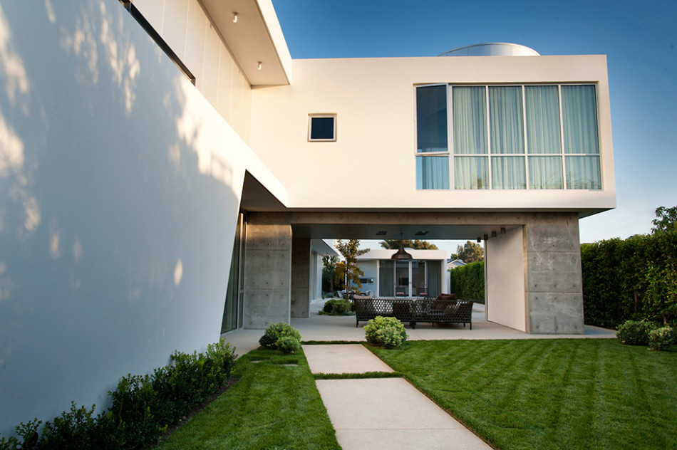 Modern California Home with white stucco