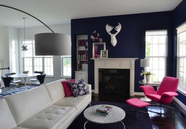 Navy blue and white living room with carefully placed hints of fuchsia