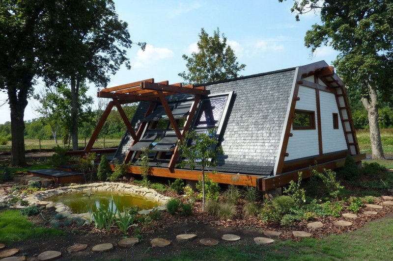 Cool Design For a Self Sustainable Home - Soleta ...