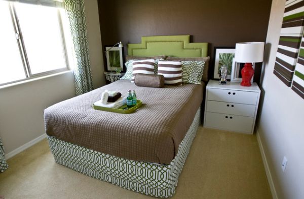 Always keep a small bedroom clean and uncluttered