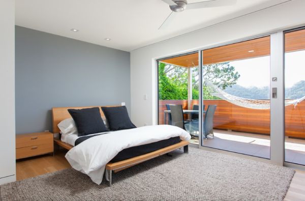 Bedroom with hammock in the balcony that is visually connected with the indoors