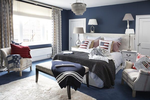 Combination of various patterns and prints in blue, white and red for a plush bedroom