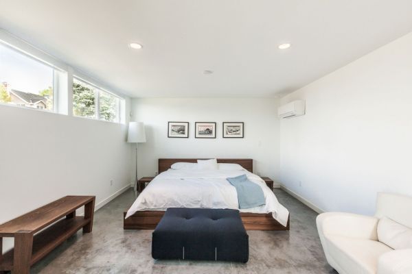 Contemporary bedroom in white in the Aurea residence