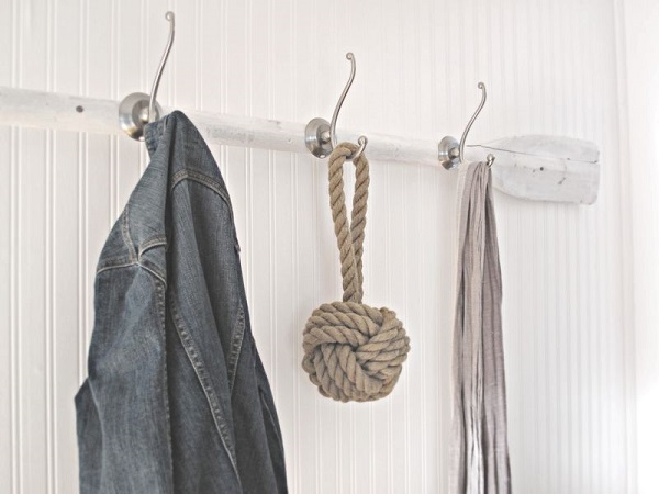 Entranceway oar coat rack