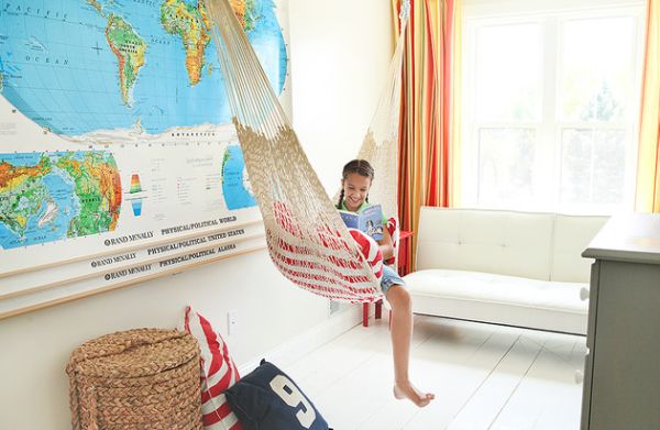 Hammock in the kids' bedroom can be a space-saving solution