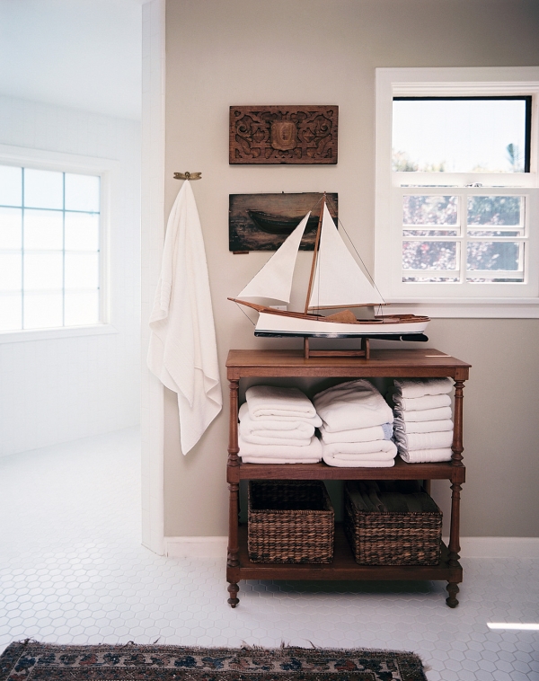 Nautical details in a tropical bathroom