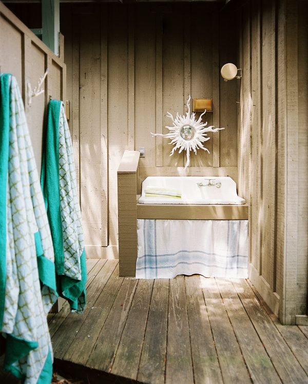 Outdoor sink in a beach bathroom