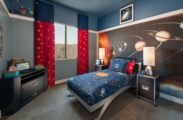 Solar system kids bedding and the wallpaper bring in cosmos into kids' bedroom
