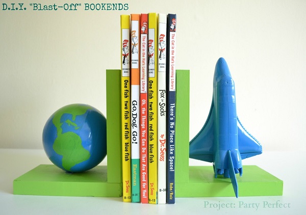 Spaceship and globe bookend