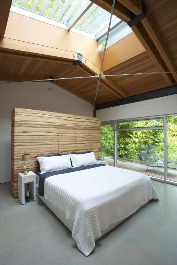 Stunning skylights brings the outdoors inisde in the bedroom