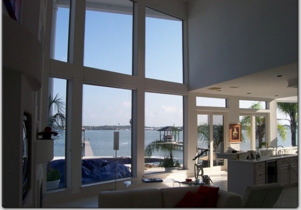 Kitchen and living area protected from the water’s glare