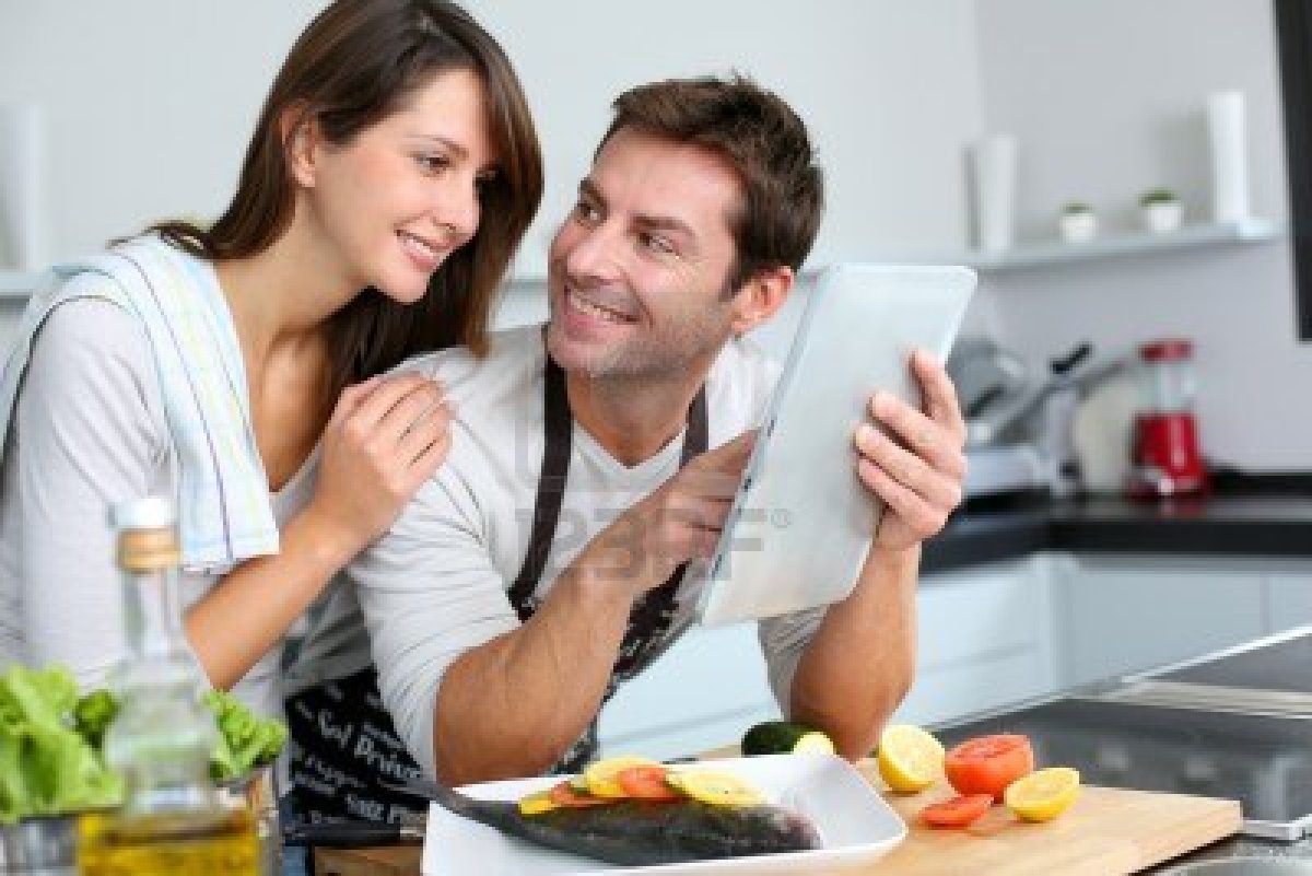 couple-in-home-kitchen-using-electronic-tablet via 123rf