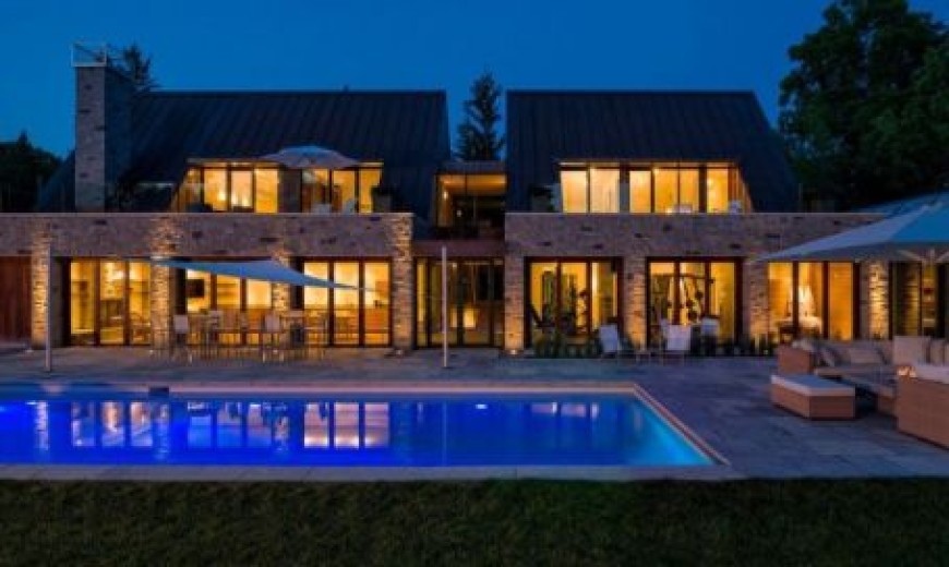 Lavish Canadian Home Gets a Gorgeous Modern Guest House And Spa