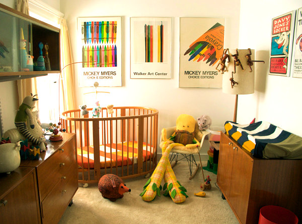 Baby nursery with '70s style