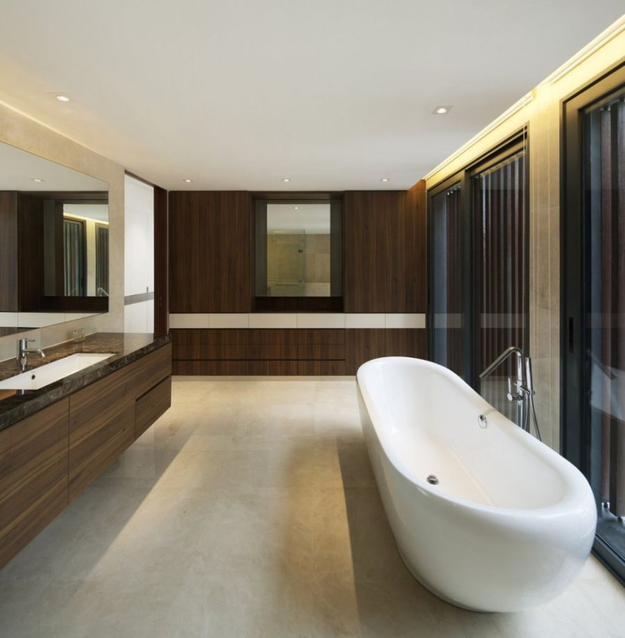 Comfortable bathrub with contemporary design