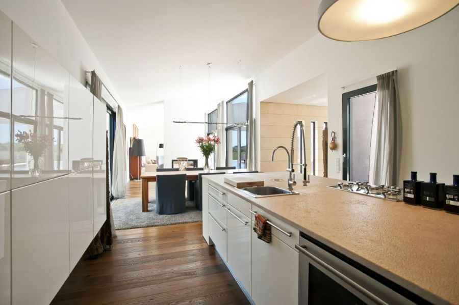 Cool modern kitchen in white