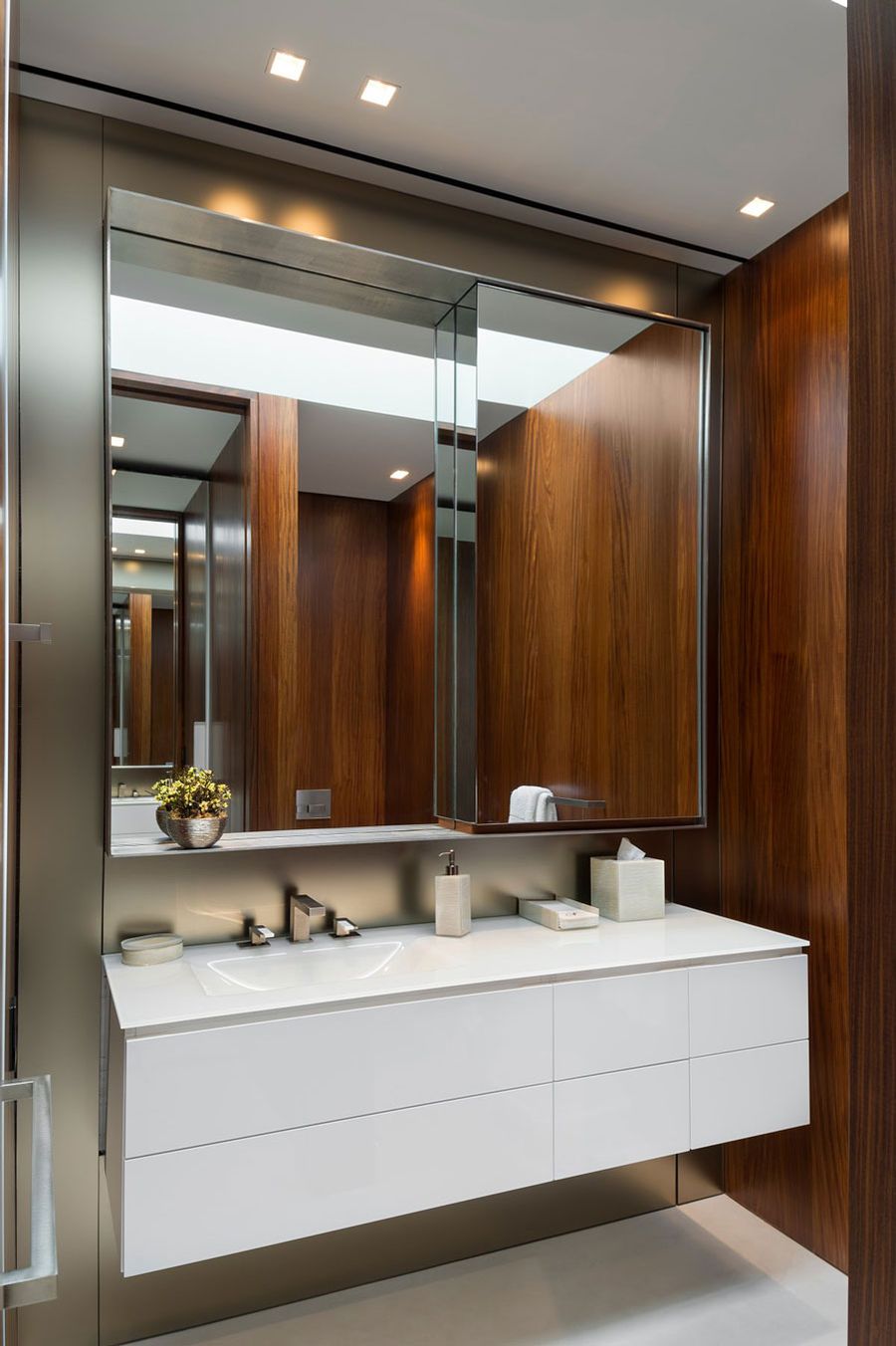 Floating cabinet in the bathroom