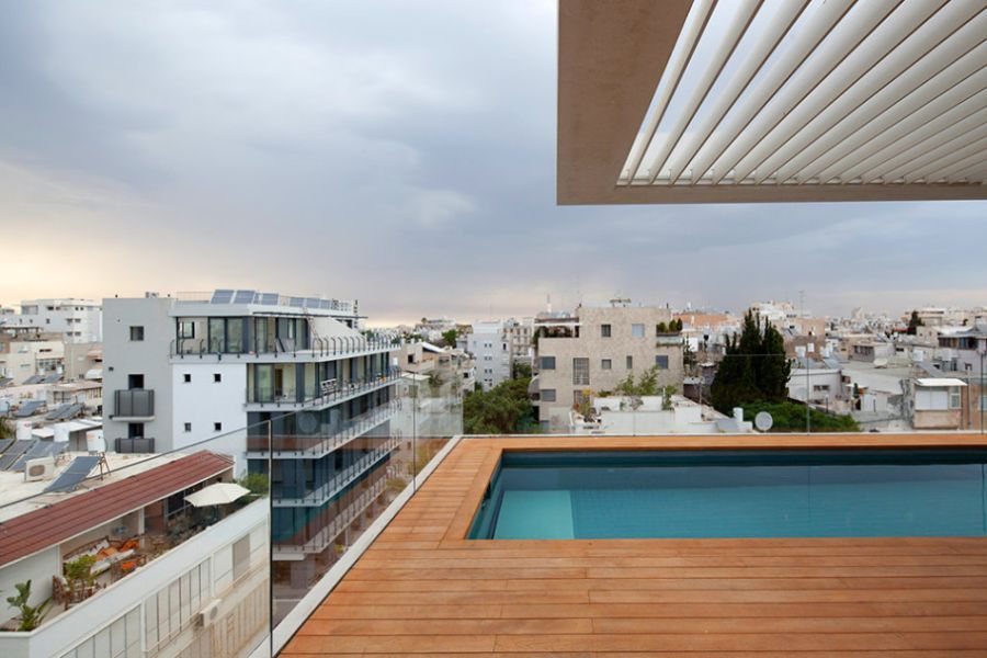 Glass railing for infinity pool on the terrace