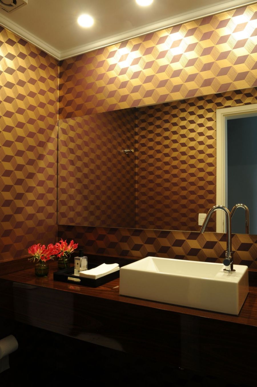 Gold accent in the bathroom