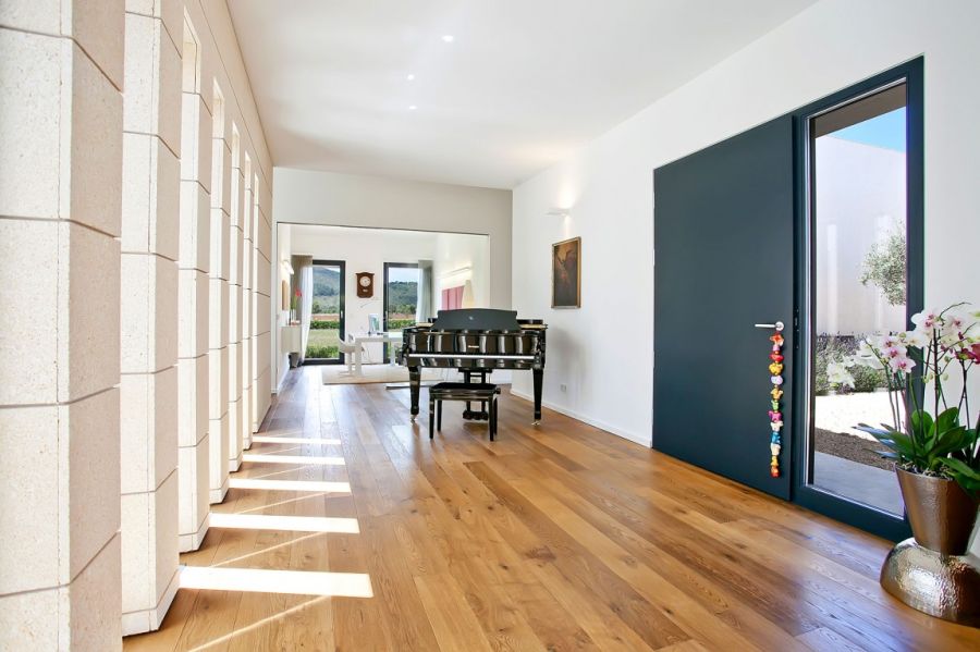 Grand piano in the entryway