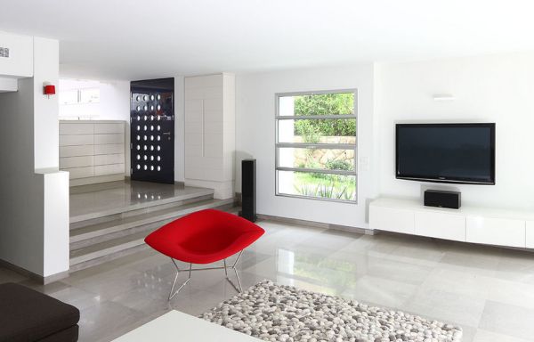 Lovely pebble rug fits in perfectly with the contemporary theme