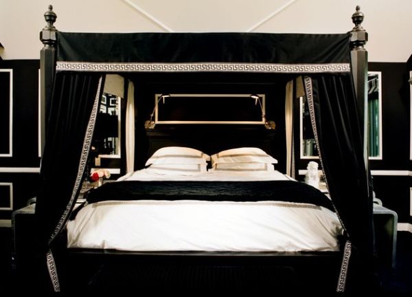 Making black work in the bedroom with a canopy bed