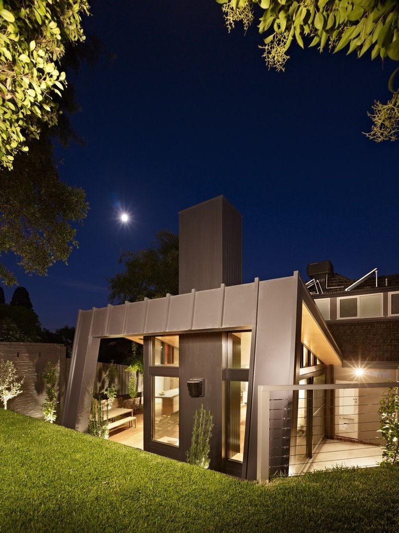 Modern extension to the Kew House