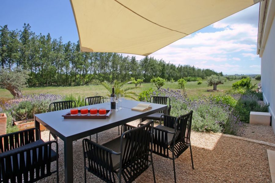 Outdoor dining area helps enjoy the greenery