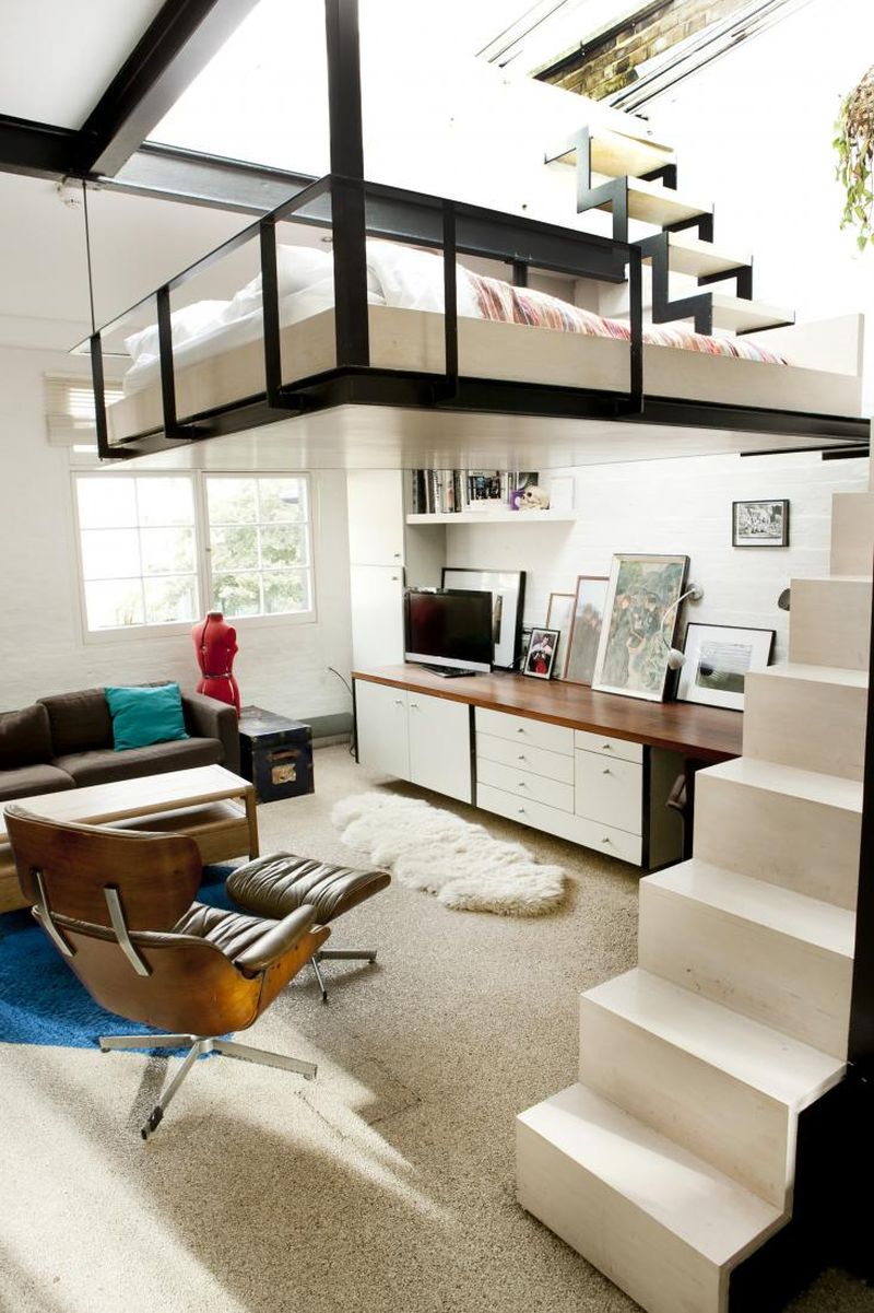 Staircase leading to the suspended bedroom