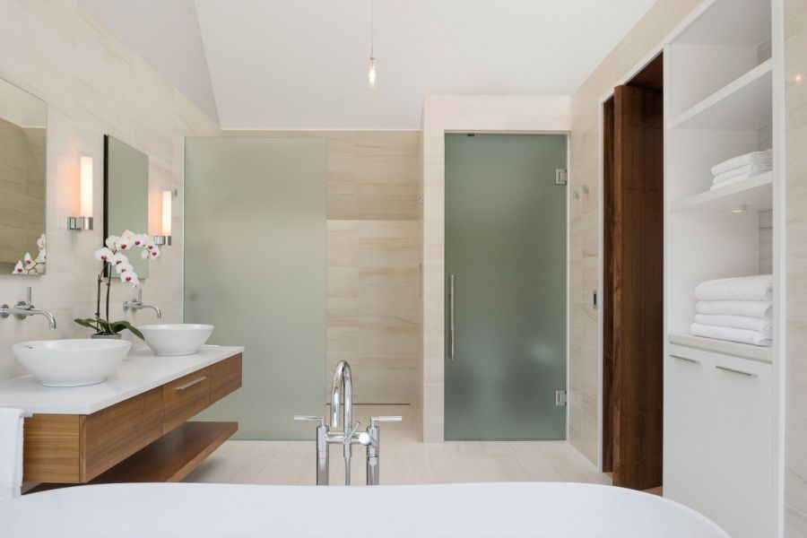 Translucent glass shower doors in the bathroom