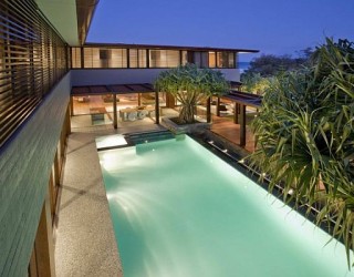 Luxurious Queensland Beach Residence Offers Dramatic Ocean Views