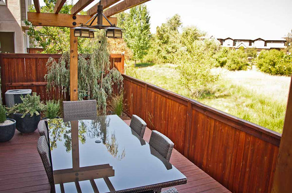 Balcony garden with dining space