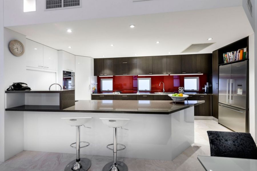 Beautiful kitchen in black, red and steel!