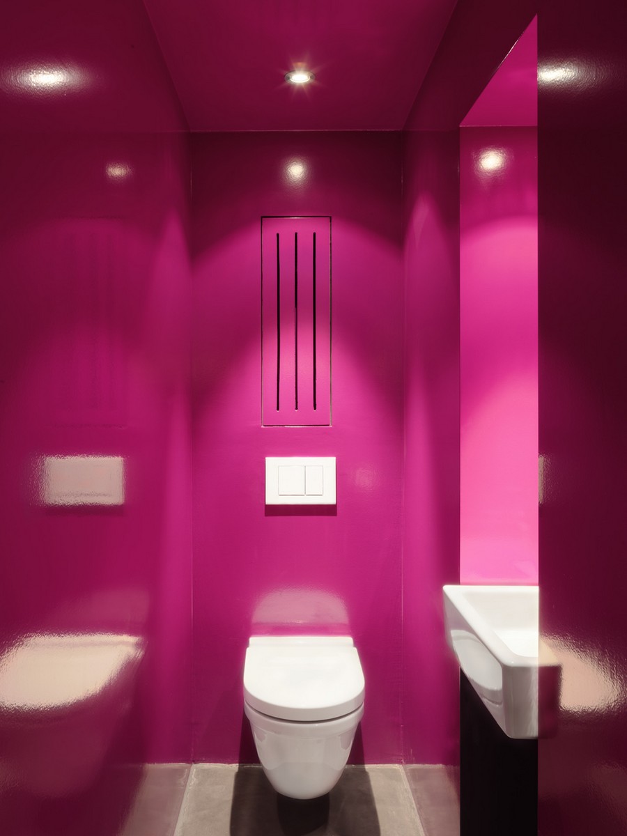 Bright fuchsia walls inside the bathroom